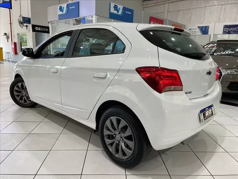 Chevrolet Onix Branco 5