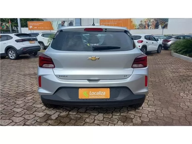 Chevrolet Onix Prata 10