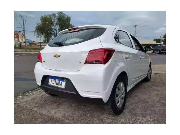 Chevrolet Onix Branco 4