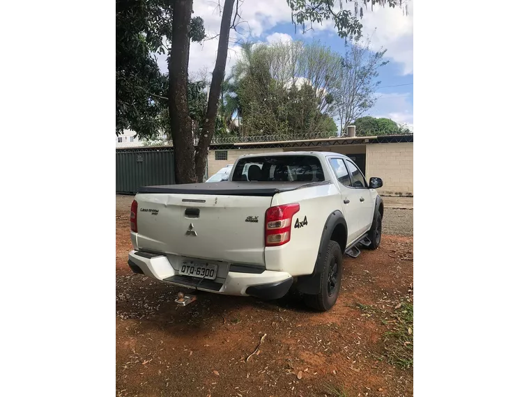 Mitsubishi L200 Branco 5