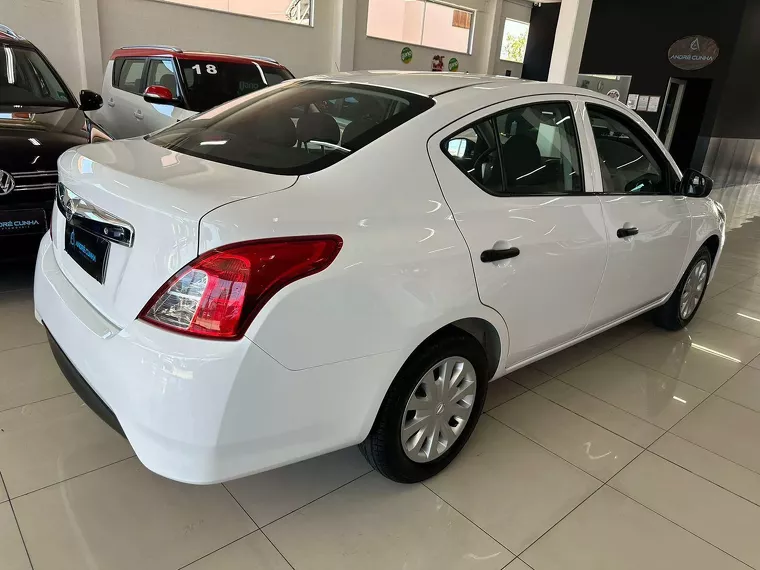 Nissan Versa Branco 8