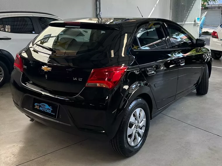 Chevrolet Onix Preto 10