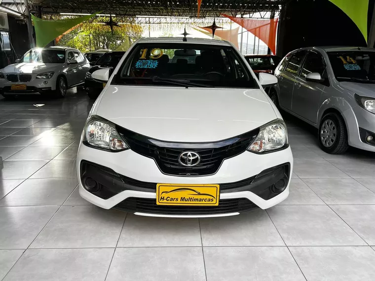 Toyota Etios Branco 3