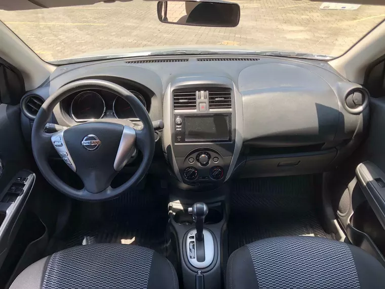 Nissan Versa Prata 13