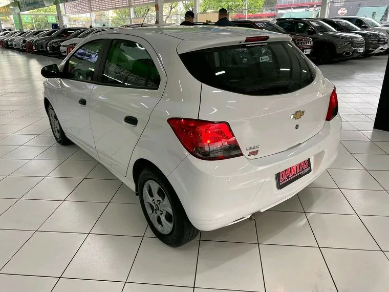 Chevrolet Onix Branco 4