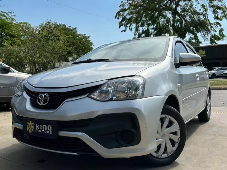 Toyota Etios Prata 2