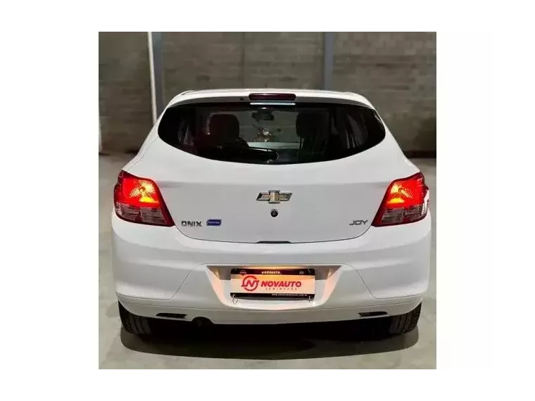 Chevrolet Onix Branco 8