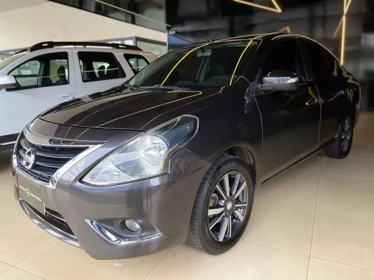 Nissan Versa Cinza 2