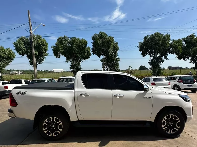 Toyota Hilux Branco 10