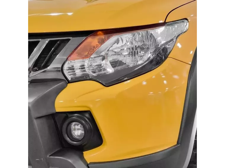 Mitsubishi L200 Triton Amarelo 11