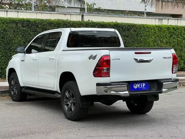 Toyota Hilux Branco 11