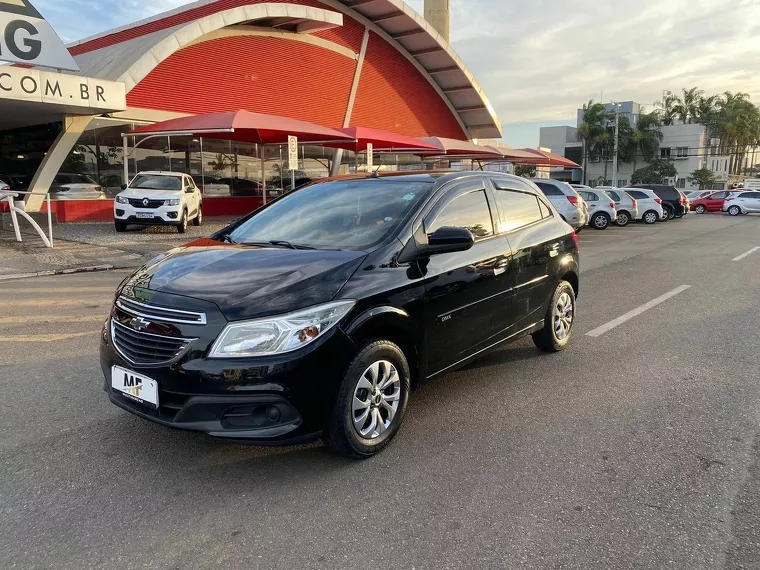 Chevrolet Onix Preto 1