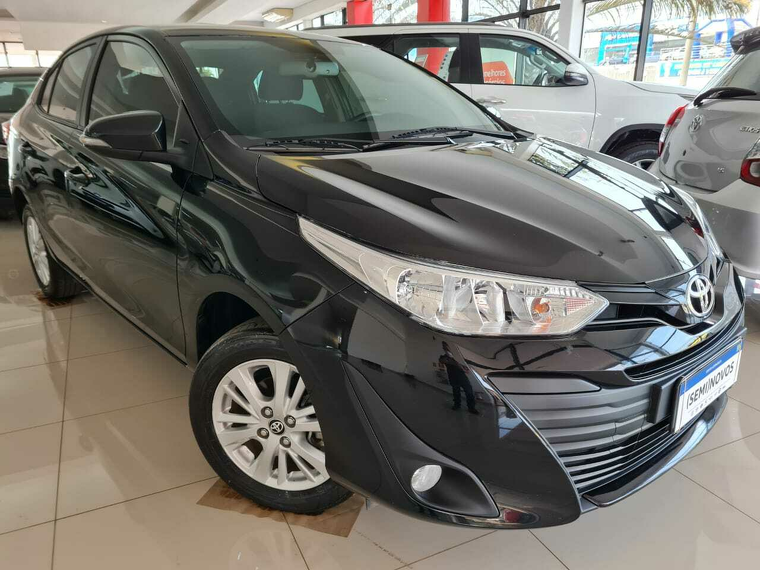 Toyota Yaris Preto 1