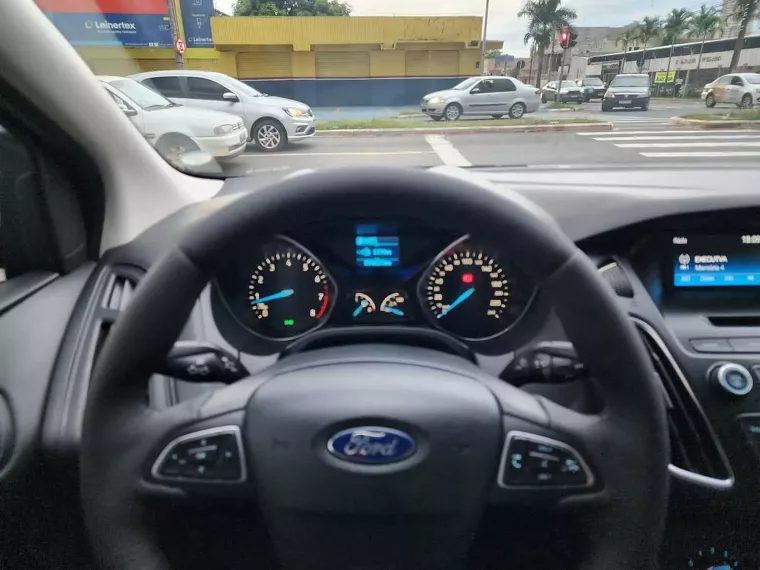 Ford Focus Prata 13