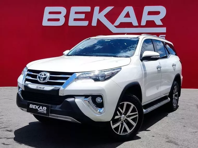 Toyota Hilux Branco 4