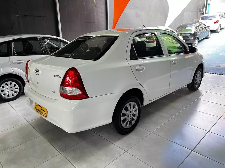 Toyota Etios Branco 4