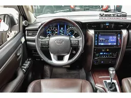 Toyota Hilux SW4