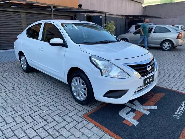 Nissan Versa Branco 6