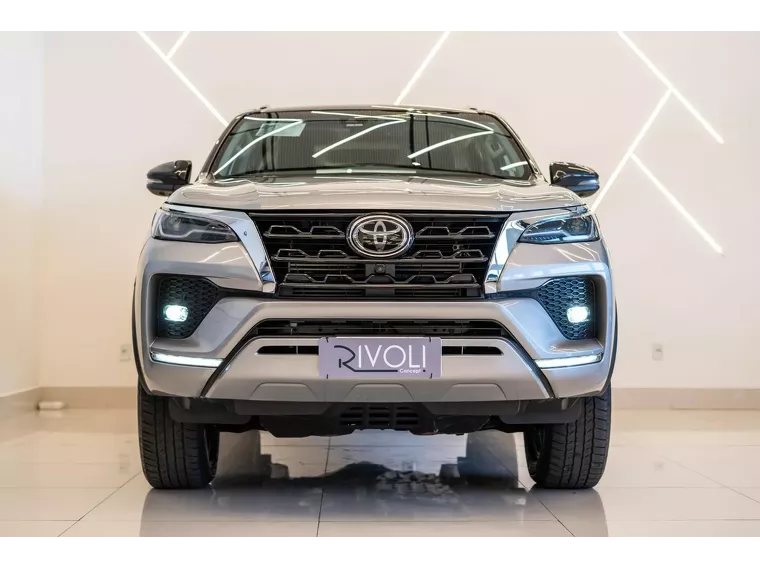 Toyota Hilux SW4 Prata 11