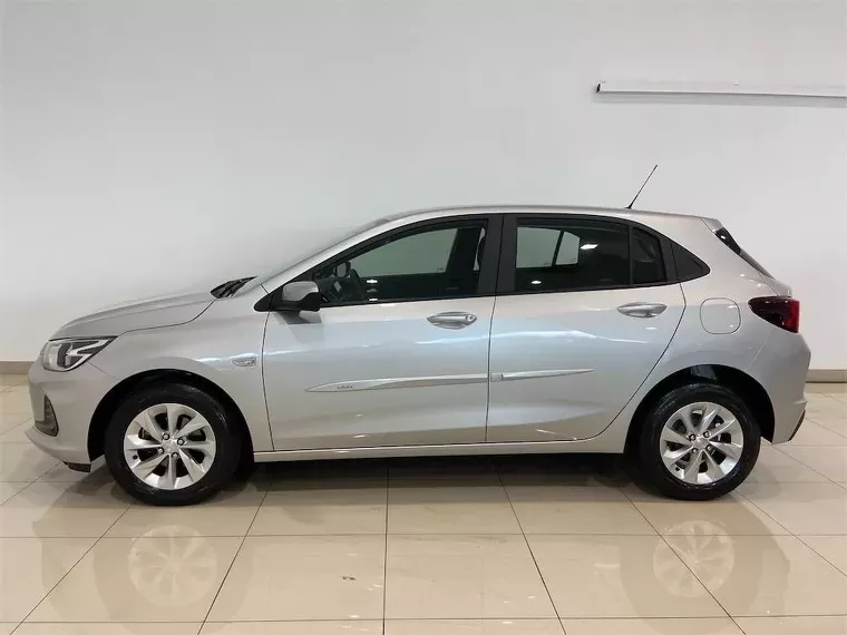 Chevrolet Onix Prata 4