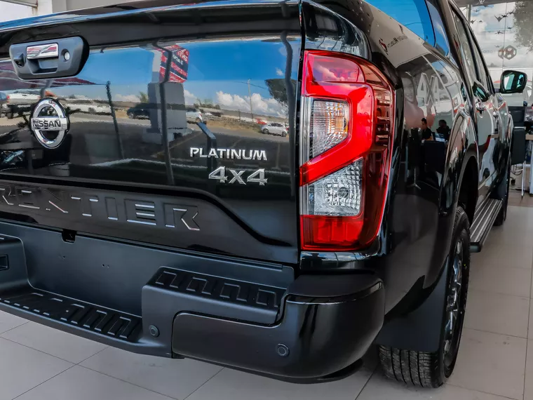 Nissan Frontier Preto 13