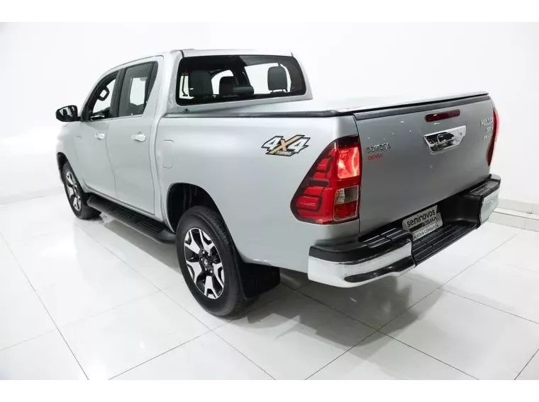 Toyota Hilux Prata 20