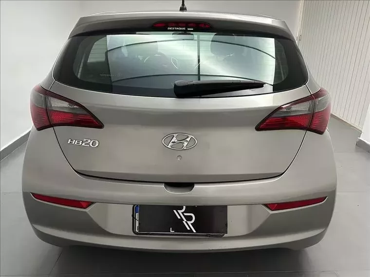 Hyundai HB20 Prata 13