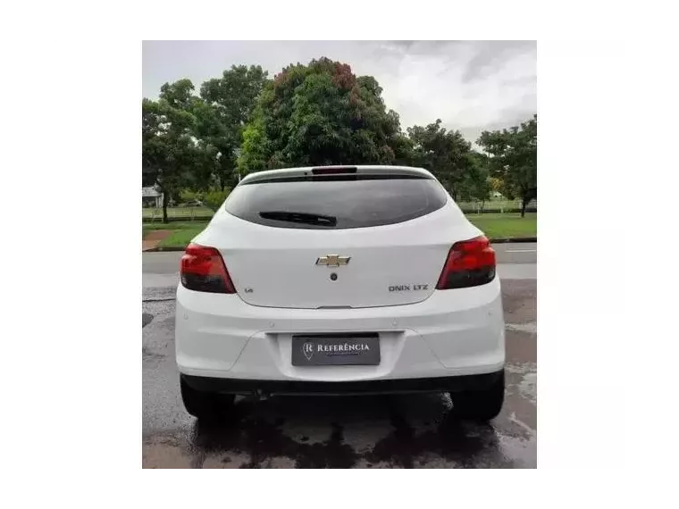 Chevrolet Onix Branco 3