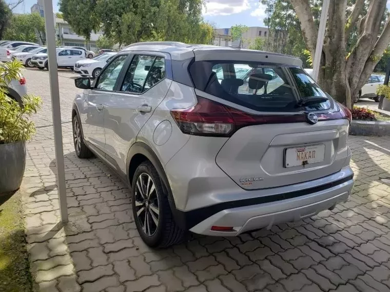 Nissan Kicks Prata 2