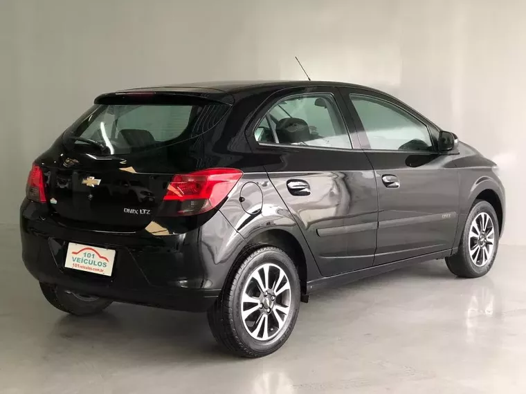 Chevrolet Onix Preto 10