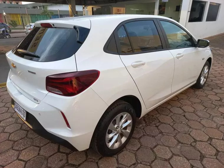 Chevrolet Onix Branco 3