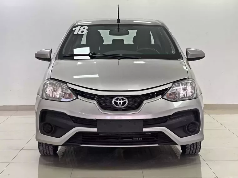 Toyota Etios Prata 11