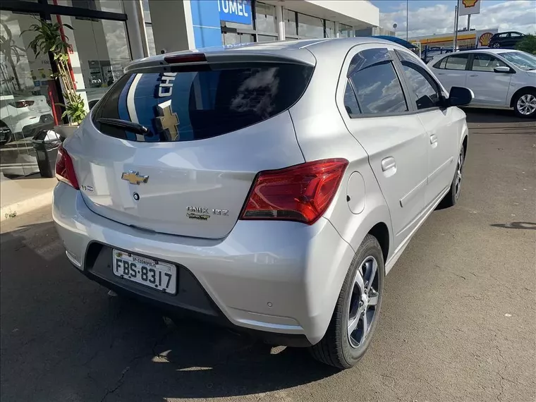 Chevrolet Onix Prata 9