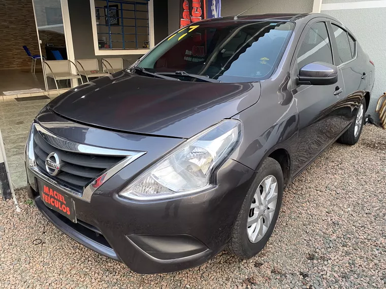 Nissan Versa Cinza 2