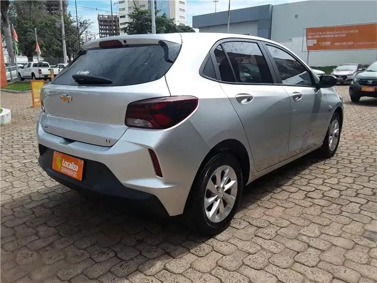 Chevrolet Onix Prata 8