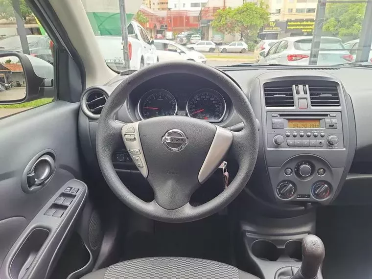 Nissan Versa Prata 16