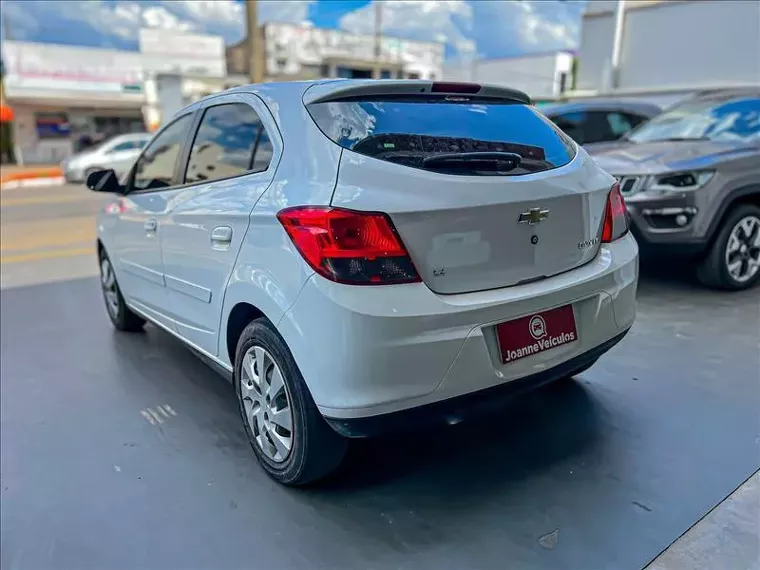 Chevrolet Onix Branco 5