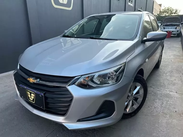 Chevrolet Onix Prata 3