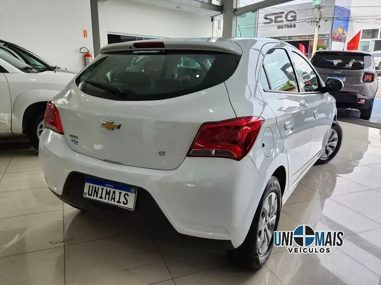 Chevrolet Onix Branco 7