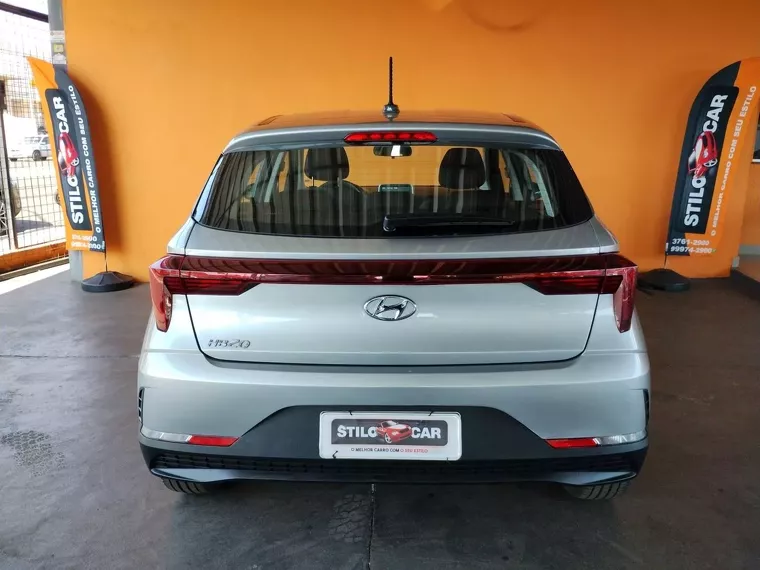 Hyundai HB20 Prata 10