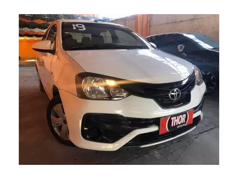 Toyota Etios Branco 5