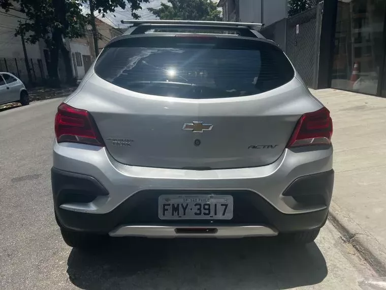 Chevrolet Onix Prata 1