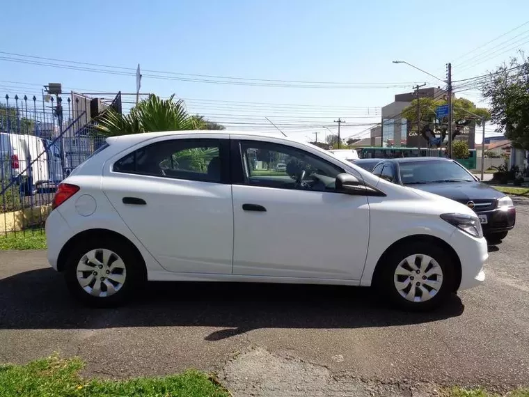 Chevrolet Onix Branco 3