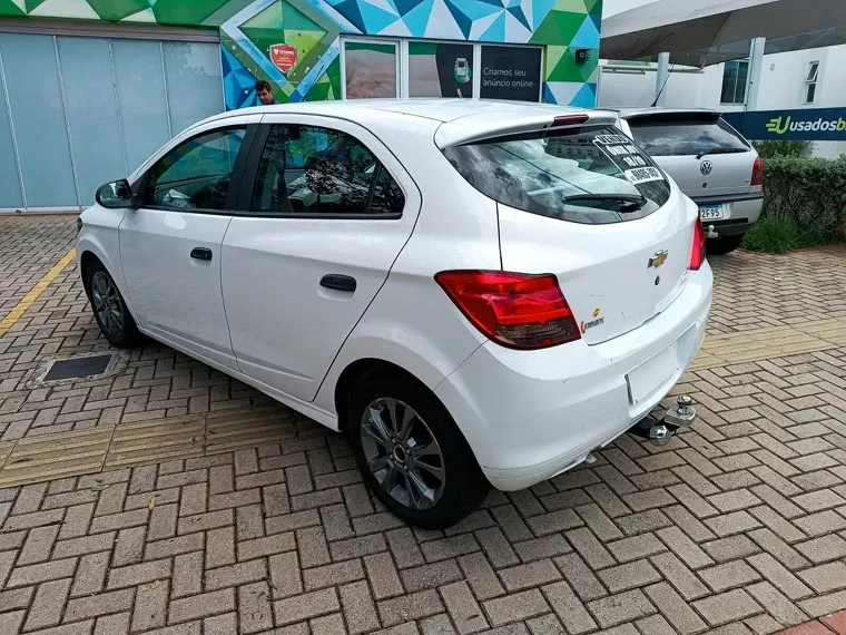 Chevrolet Onix Branco 3