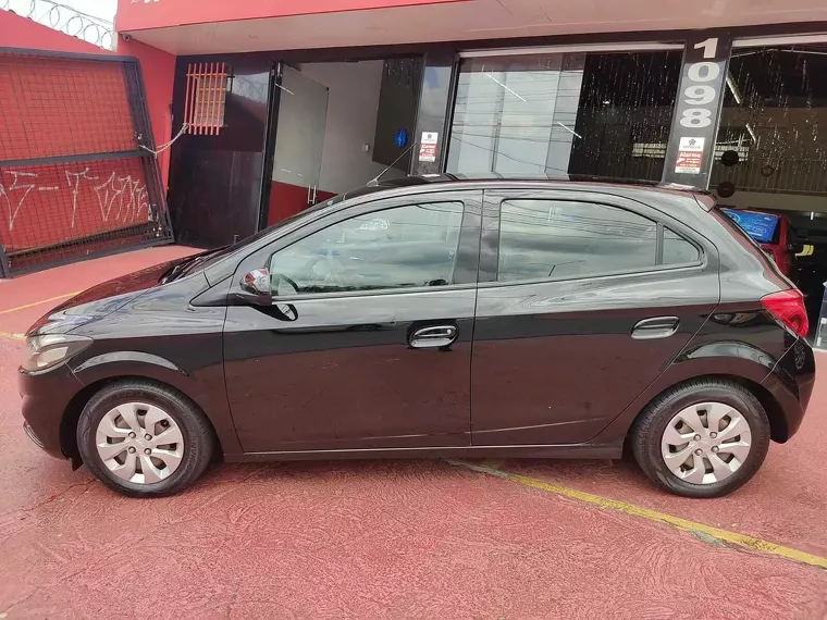 Chevrolet Onix Preto 9