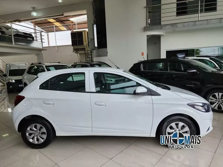 Chevrolet Onix Branco 9