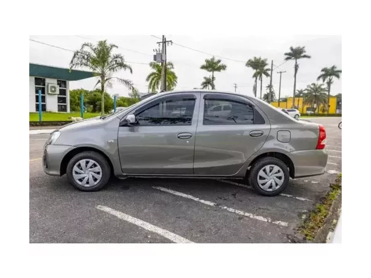 Toyota Etios Cinza 2