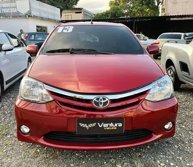 Toyota Etios Vermelho 2