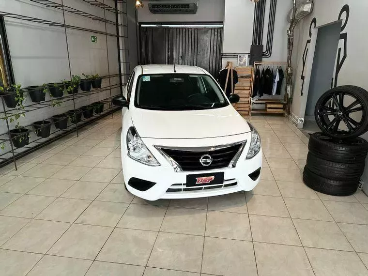 Nissan Versa Branco 12