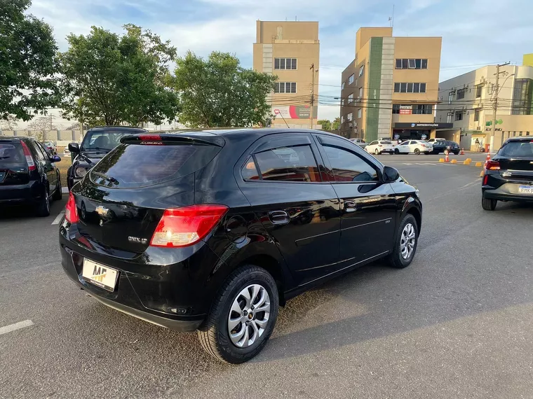 Chevrolet Onix Preto 6